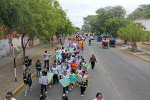 Piuranos participan en pasacalle de sensibilización previo al Simulacro Nacional Multipeligro