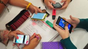 Nueva ley limitará el uso libre de celulares en colegios del país