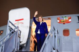 Congreso evalúa posible viaje de Dina Boluarte al Vaticano