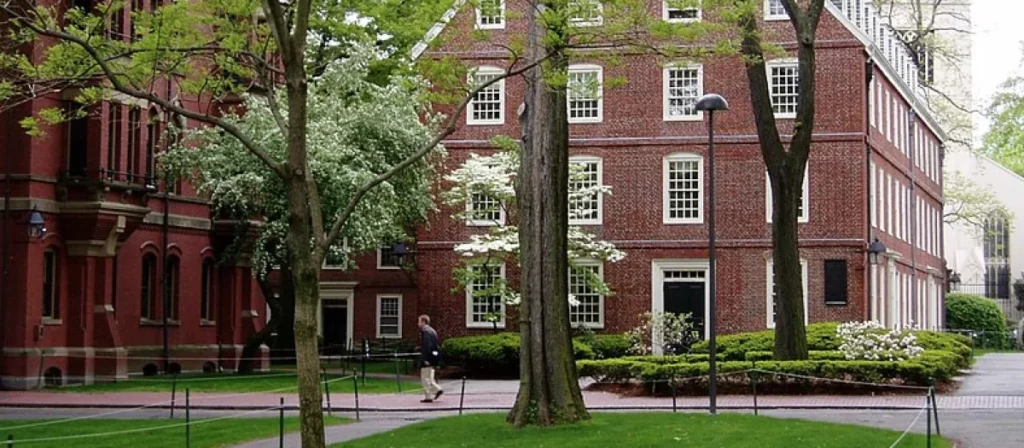 Gobierno de Estados Unidos revoca permiso de Harvard para admitir estudiantes internacionales