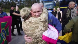 Intercambio de prisioneros entre Rusia y Ucrania coincide con intensos ataques a Kiev