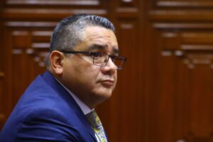 PJ impone impedimento de salida del país por 18 meses al exministro Juan José Santiváñez