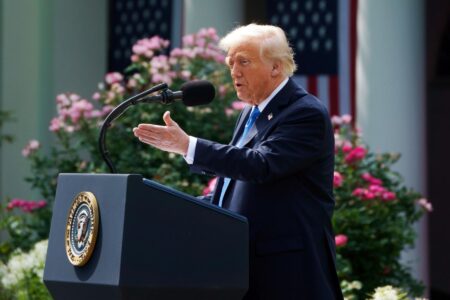 Trump prohíbe ingreso de inmigrantes desde 12 países y limita entradas desde otros 7