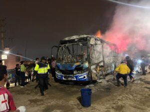 Asaltan y queman microbús de transporte urbano en Alto Trujillo: no hubo heridos