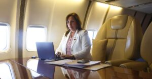 Dina Boluarte solicita autorización al Congreso para viajar a Francia