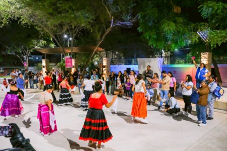 Piura: Concurso de karaoke “Canta y Gana” llena de música y alegría el Parque Néstor Martos