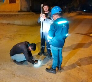 EPS Grau retira piedras, palos, telas de redes de desagüe en Veintiséis de Octubre