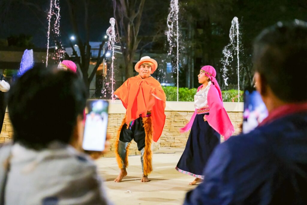 Parque Néstor Martos vibró con danzas tradicionales de Latinoamérica