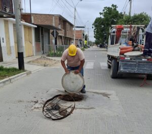 EPS Grau continúa con instalación de tapas, marcos y techos de buzón en Piura