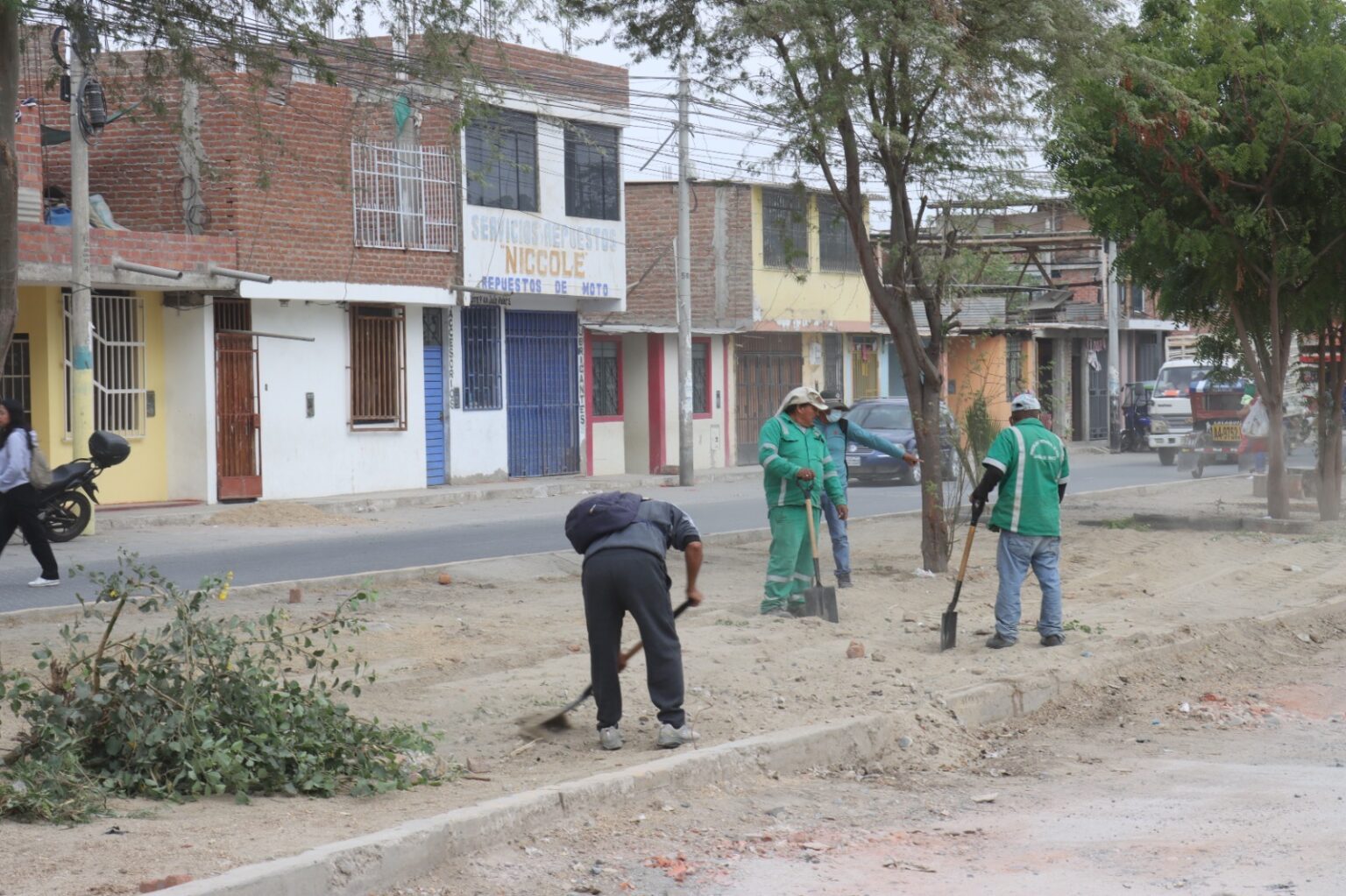MPP realiza labores de limpieza en Av. Los Algarrobos para mejorar el entorno urbano