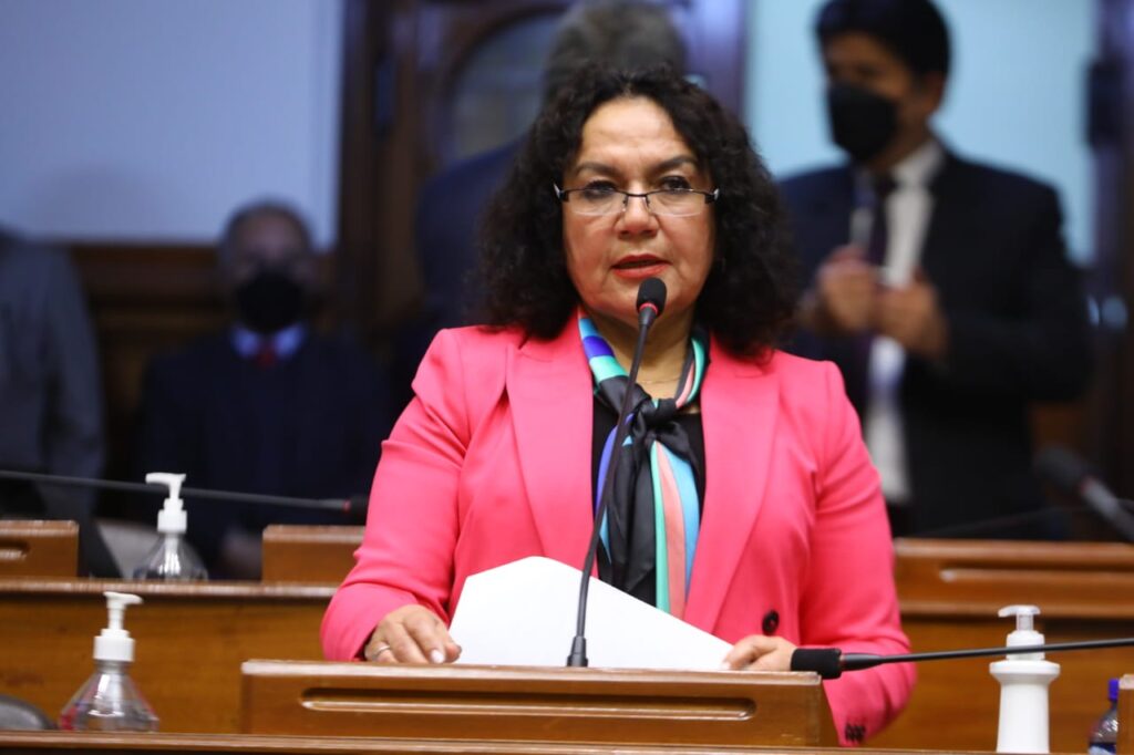 UCV asegura que tesis de María Acuña se perdieron en fenómeno de El Niño