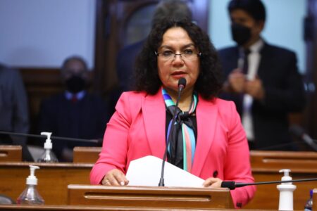 UCV asegura que tesis de María Acuña se perdieron en fenómeno de El Niño