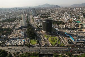Economía de Perú se fortalece con inversión privada y tasas de interés más bajas