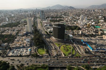 Economía de Perú se fortalece con inversión privada y tasas de interés más bajas