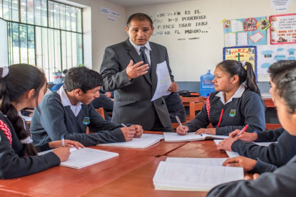 Proponen bono de S/400 por escolaridad para docentes nombrados en 2025