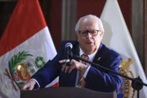 Falsos videos de inversión circulan con imagen de Julio Velarde, advierte el BCR
