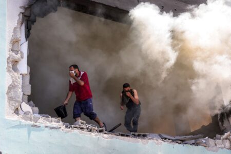 Al menos diez muertos tras bombardeo israelí a escuela en Gaza que albergaba desplazados