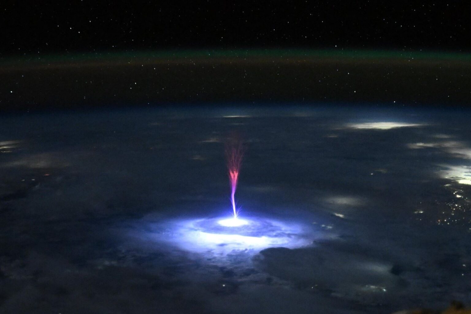 Astronauta captura chorro gigantesco desde el espacio: ¿qué son y por qué se estudian?
