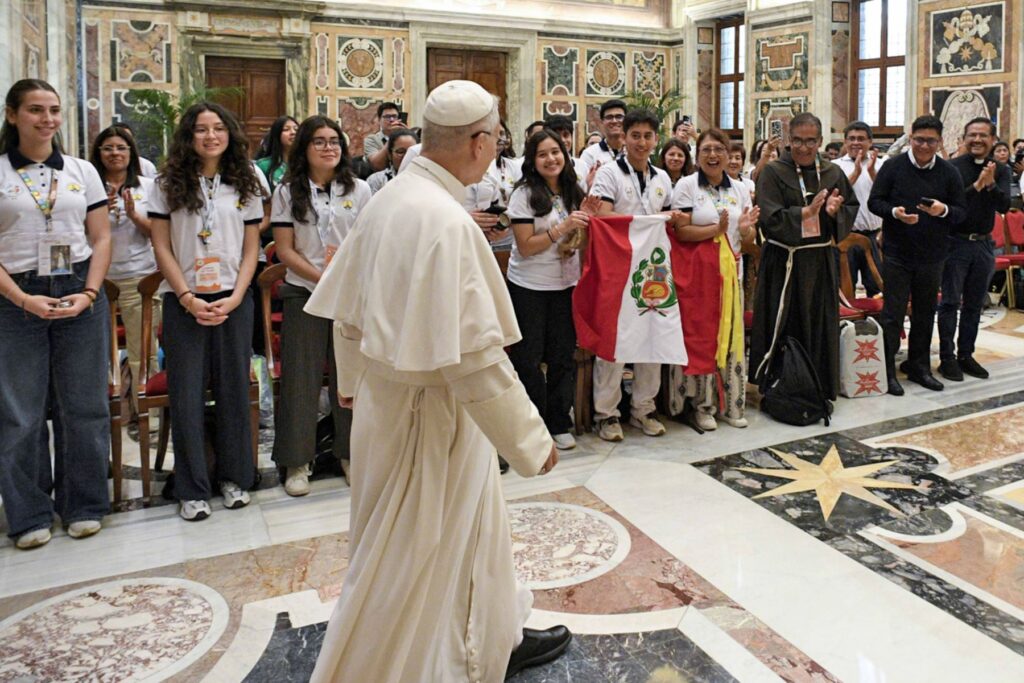 Papa León XIV recibe a jóvenes peruanos en Roma para el Jubileo