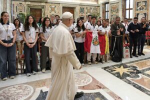 Papa León XIV recibe a jóvenes peruanos en Roma para el Jubileo