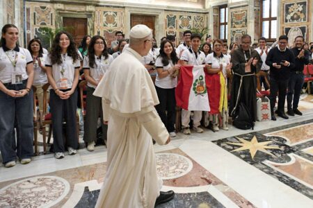 Papa León XIV recibe a jóvenes peruanos en Roma para el Jubileo