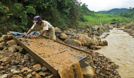 Congreso analiza proyecto para que el Banco de la Nación compre oro de "mineros artesanales"
