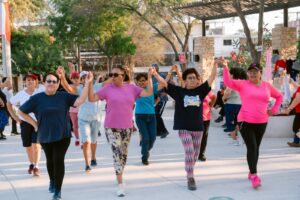 Adultos mayores celebran la cultura afroperuana con clases de baile en el parque Néstor Martos