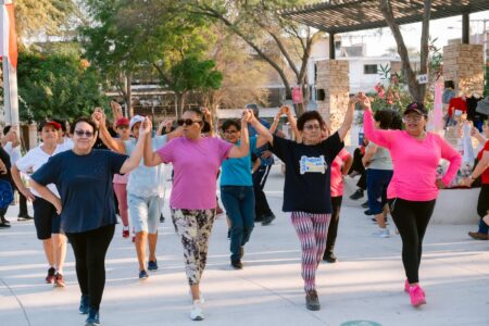Adultos mayores celebran la cultura afroperuana con clases de baile en el parque Néstor Martos