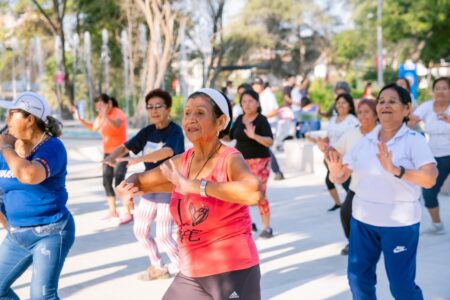 Adultos mayores desbordan alegría en el Parque Néstor Martos con zumba y baile de salón