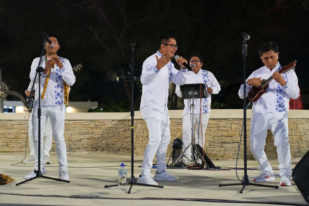 Parque Néstor Martos vibra con el aniversario de Antara y su música andina