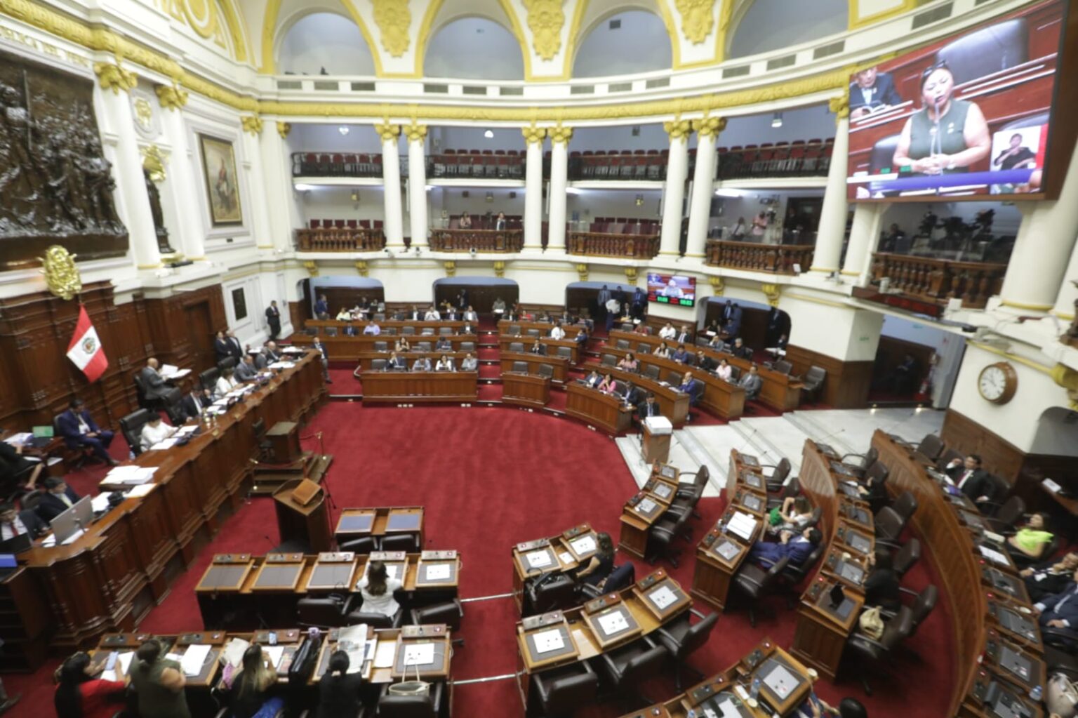 Ocho proyectos en el Congreso buscan anular aumento del sueldo presidencial en