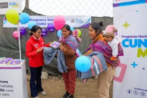 Cuna Más entrega kits de abrigo a niños de San Juan de Lurigancho