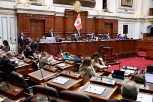 Pleno del Congreso debate gratificaciones CAS y viaje presidencial