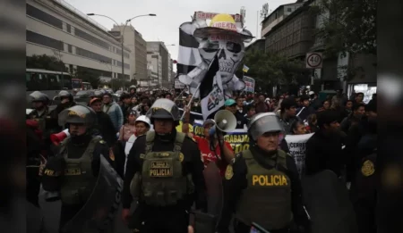 Policía arrestó y apuntó a jóvenes con armas durante la marcha Generación Z