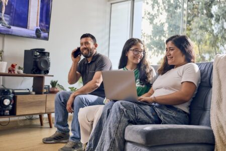 Erestel: el 92.6 % de hogares peruanos tiene acceso a internet fijo y móvil El acceso a internet en el Perú sigue en expansión. El 92.6 % de los hogares del país cuenta con acceso a internet fijo o móvil, según la Encuesta Residencial de Servicios de Telecomunicaciones (Erestel), al cierre de 2024, encargada por el Organismo Supervisor de Inversión Privada en Telecomunicaciones (OSIPTEL). La cifra representa un crecimiento de más de 16 puntos porcentuales frente al 2019 (76.2 %) y confirma la tendencia ascendente en la conectividad nacional. En total, 9.8 millones de hogares peruanos estaban conectados a internet al finalizar el año anterior. El mayor salto se dio en el ámbito rural, donde el acceso a internet fijo o móvil pasó de 41.5 % en 2019 a casi 83 % en 2024. El acceso a internet también evidenció un mayor avance en los hogares del sector socioeconómico DE (de 64.5 % en 2019 a 89.9 % en 2024), así como en los hogares donde el responsable de la familia es mujer (de 76.4 % en 2019 a 92.2 % en 2024). Casi todos los hogares cuentan con algún servicio de telecomunicaciones Erestel también reveló que, al cierre del 2024, el 99.5 % de hogares accede al menos a un servicio de telecomunicaciones. La telefonía móvil lidera la presencia de servicios de telecomunicaciones en los hogares con el 99.3 %, seguida por el internet (92.6 %). En menor porcentaje, se encuentra la televisión de paga (33.9 %) y en continuo retroceso, la telefonía fija (4.6 %). De acuerdo a los resultados de la encuesta, el acceso a equipos de telecomunicaciones continuó expandiéndose, debido principalmente por la mayor demanda de dispositivos que permiten una conexión a internet. Así, al 2024, 92 % de hogares peruanos cuenta con por lo menos un dispositivo móvil para conectarse a internet, siendo el smartphone el dispositivo cuya presencia mantiene un mayor crecimiento, alcanzando el 94.8 % de hogares.