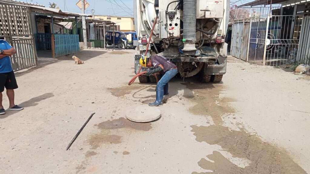Con la máquina hidrojet, solucionan afloramientos de aguas residuales en Sullana.
