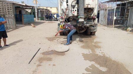 Con la máquina hidrojet, solucionan afloramientos de aguas residuales en Sullana.