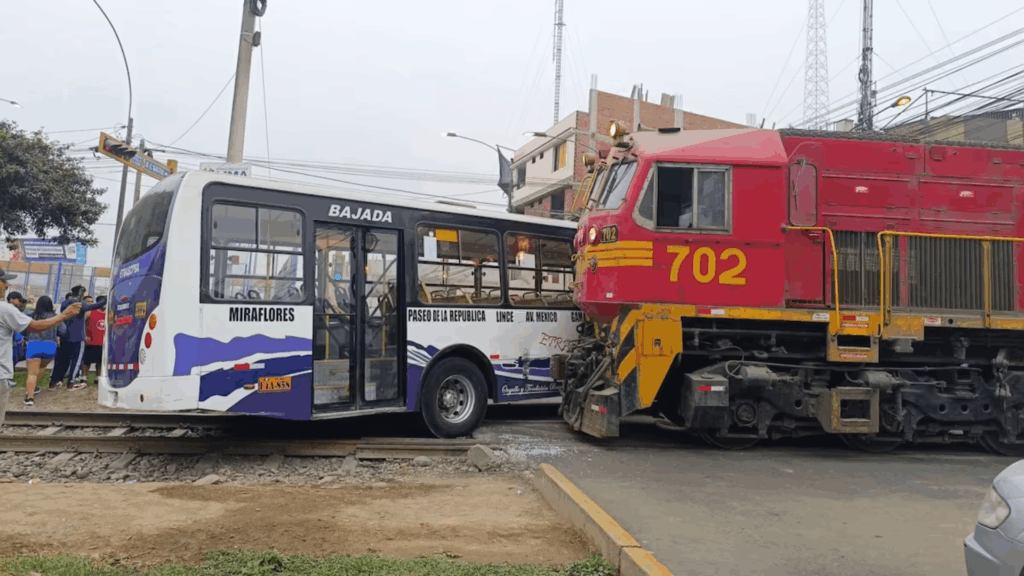 Triple choque entre bus, tren y auto deja varios heridos en El Agustino