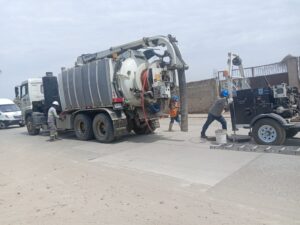 Retiran piedras, palos, colchas y otros inservibles del alcantarillado del A.H. Santa Teresita, en Sullana