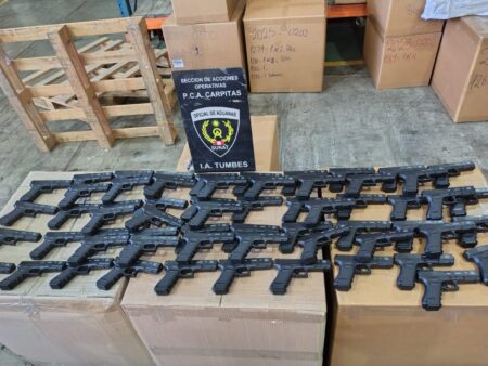 SUNAT decomisa 72 réplicas de armas en control fronterizo en Tumbes