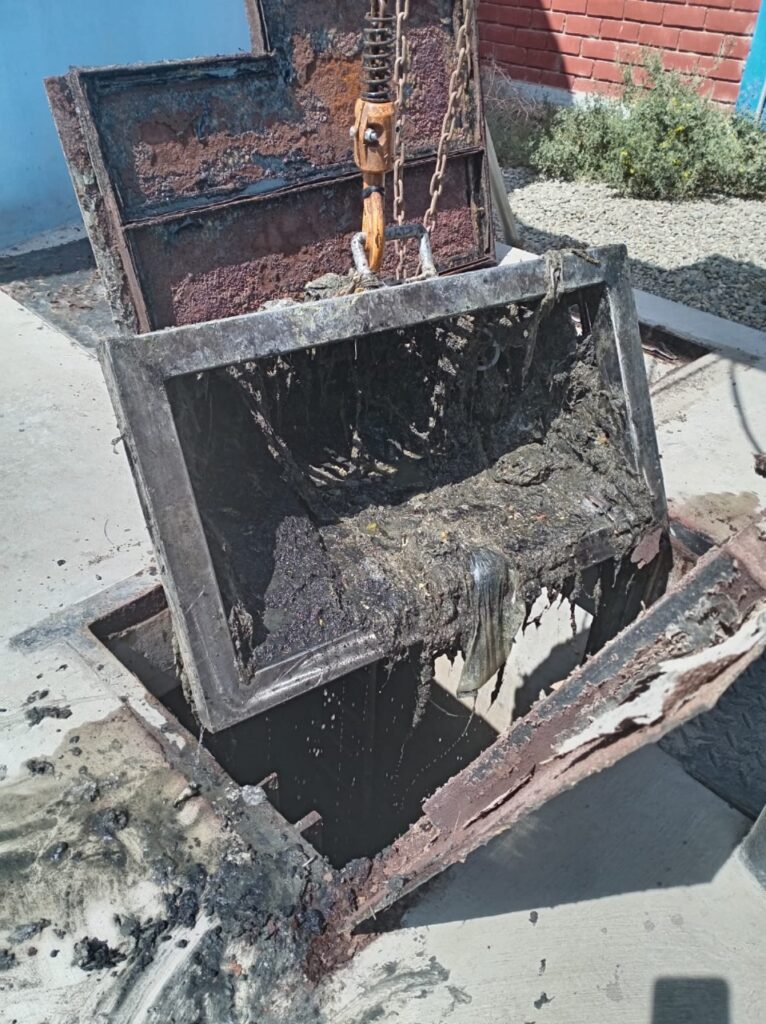 Retiran gran cantidad de basura en cámaras de bombeo Retiran gran cantidad de basura en cámaras de bombeo