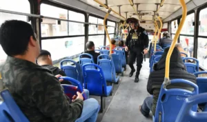 Beneficio de transporte gratuito para policías podría restringirse a emergencias