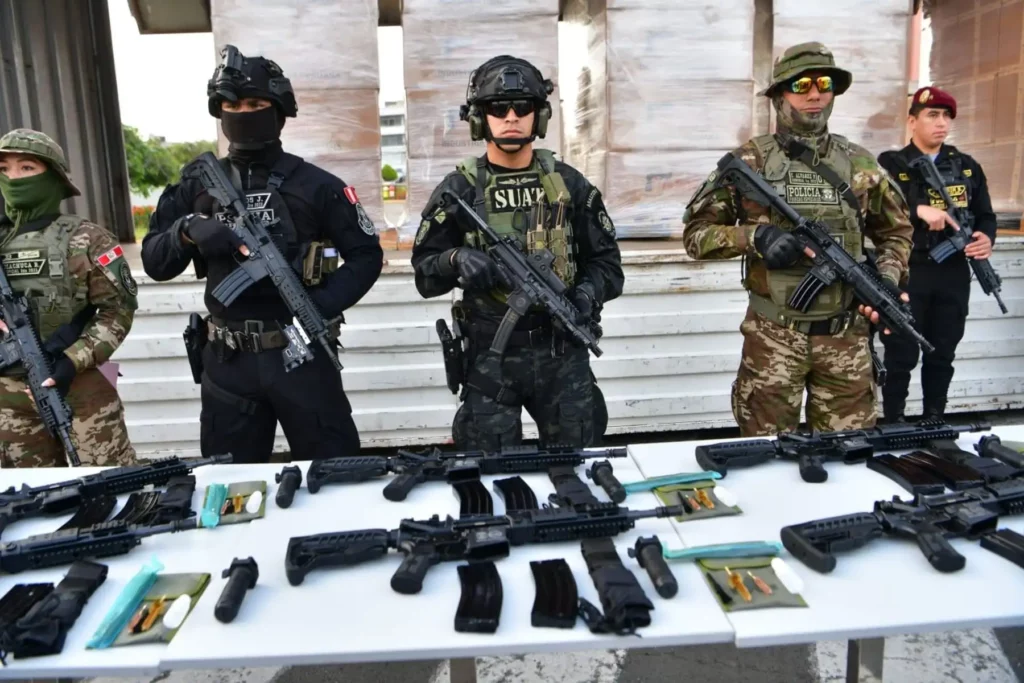 Gobierno entrega más de 2,000 fusiles a la PNP para combatir el crimen organizado Gobierno entrega más de 2,000 fusiles a la PNP para combatir el crimen organizado
