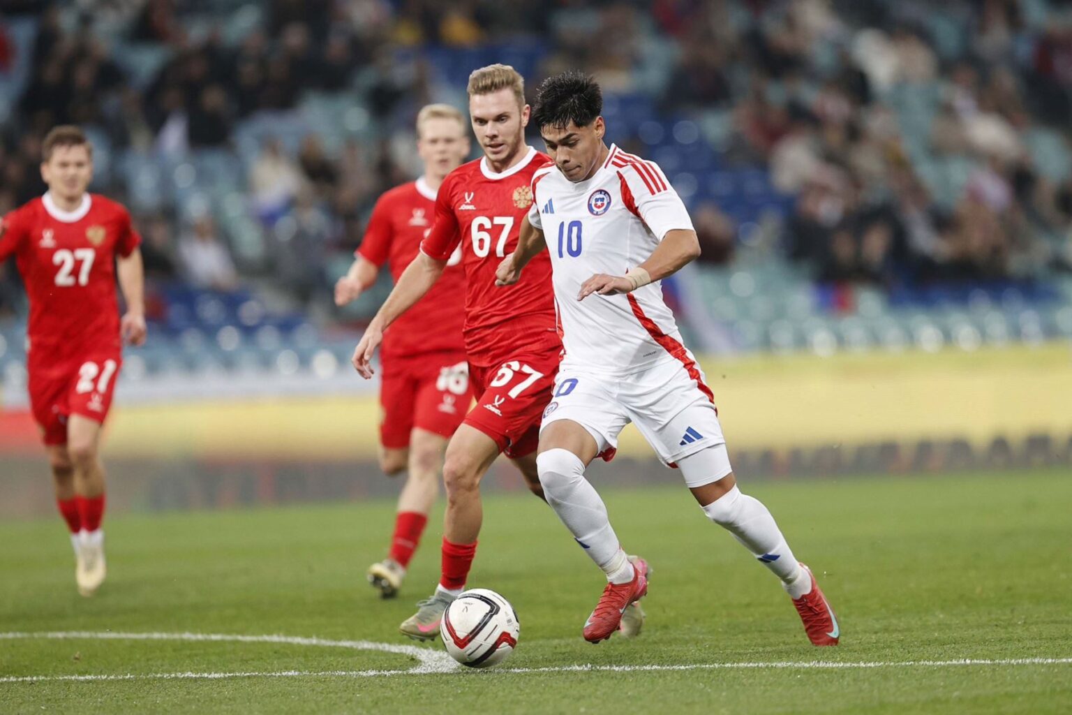 Chile rompe el invicto ruso y se prepara para el clásico ante Perú