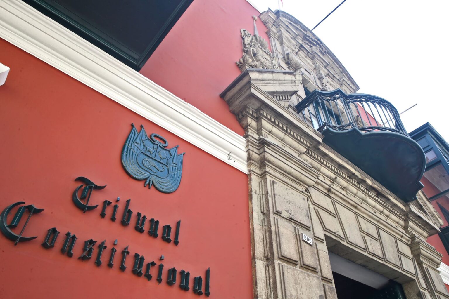 Magistrados del Tribunal Constitucional se aumentan el sueldo a más de S/42 mil mensuales Magistrados del Tribunal Constitucional se aumentan el sueldo a más de S/42 mil mensuales