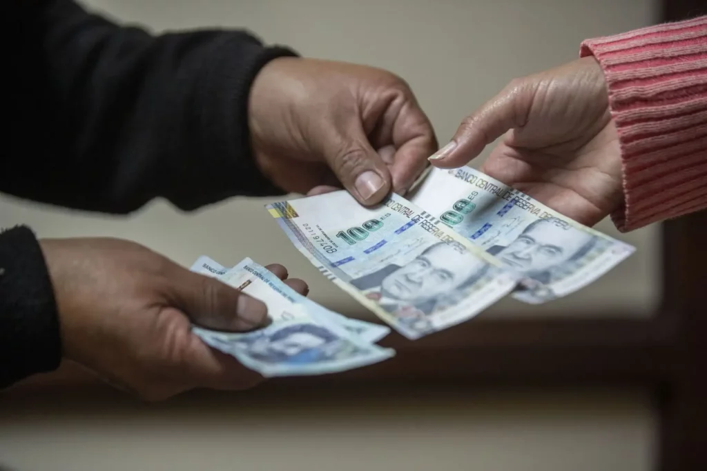 Estudio revela el impacto de la gratificación en la motivación laboral en Perú Estudio revela el impacto de la gratificación en la motivación laboral en Perú