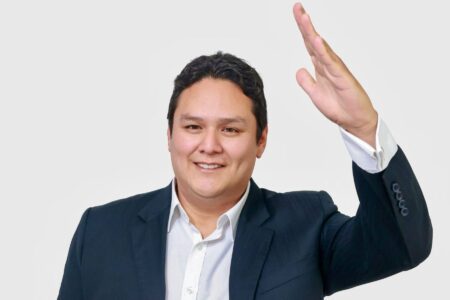 Enrique Valderrama encabeza candidatura presidencial del APRA tras elecciones primarias