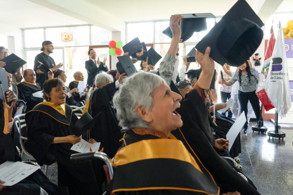 Hogar Canevaro celebra graduación de adultos mayores tras concluir el año escolar