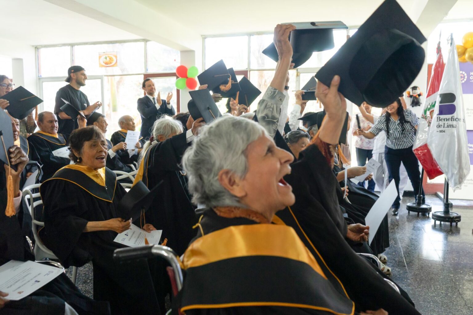 Hogar Canevaro celebra graduación de adultos mayores tras concluir el año escolar