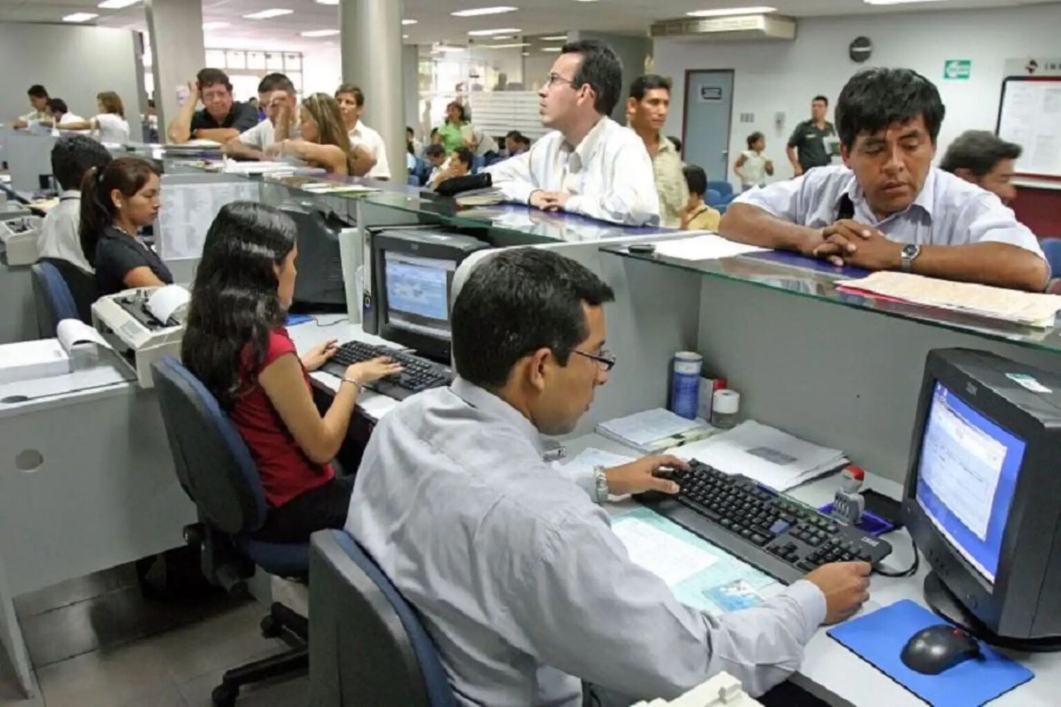 Gobierno aprueba aumentos salariales para servidores públicos en 2026